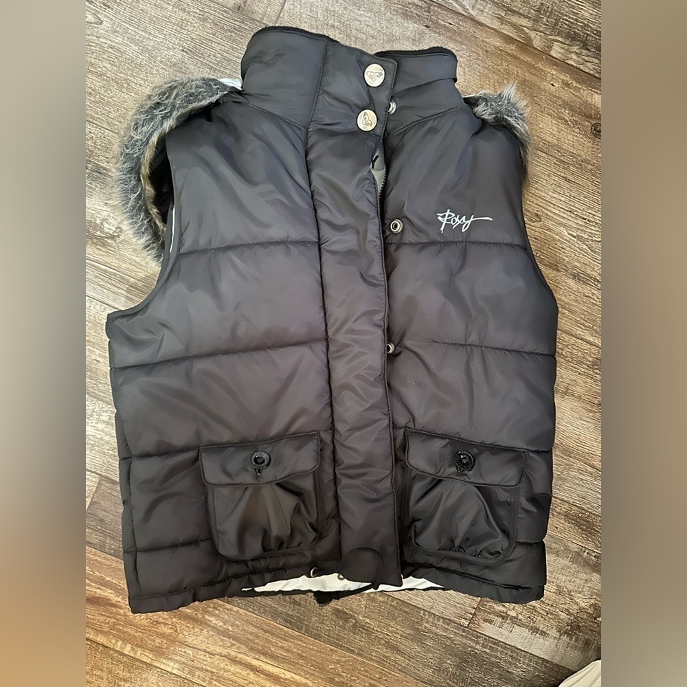 Roxy puffer ski  vest with faux fur detachable hood.